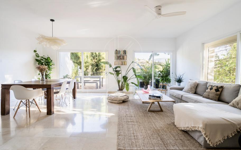 Modern townhouse with beautiful golf views!