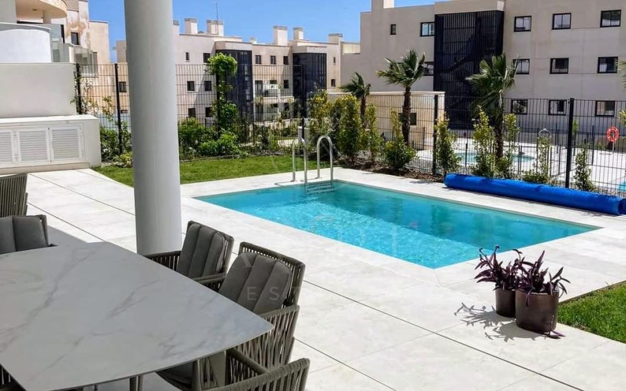 Villa de lujo con jardín de 3 dormitorios en Higuerón West