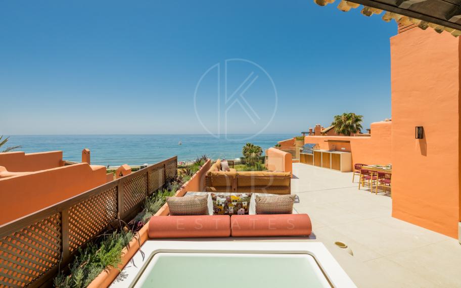 Exquisite four-bedroom, frontline beach duplex penthouse in La Morera, Reserva de Los Monteros