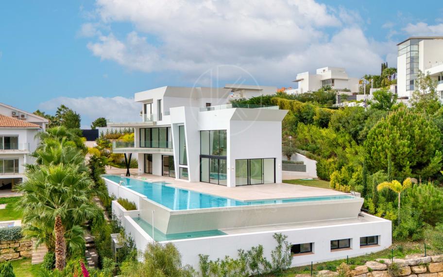 Modern five bedroom south facing villa, situated in the luxurious and sought-after Urbanisation of Los Flamingos in Benahavis with sea views