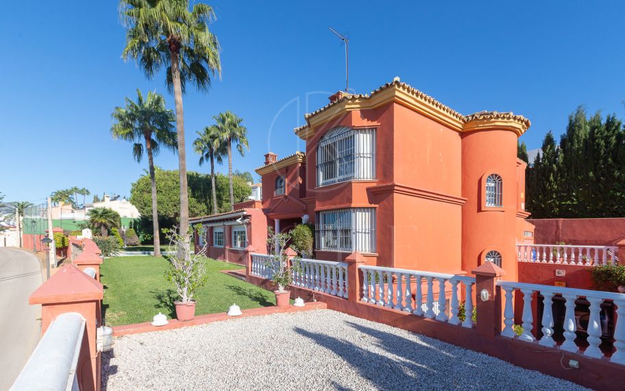 Villa with sea views in Seghers, Estepona