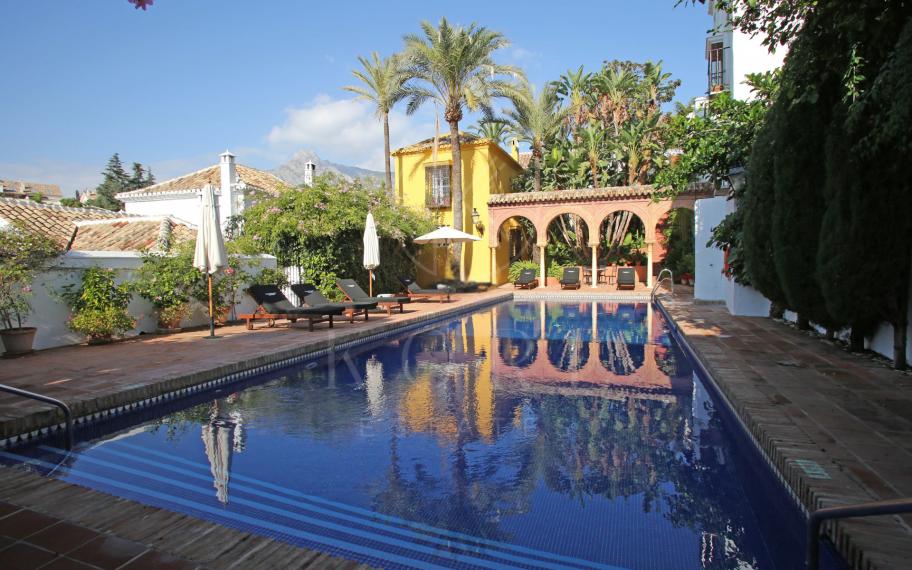 Beautiful four-bedroom townhouse located in the charming community Lomas Del Marbella Club Pueblo