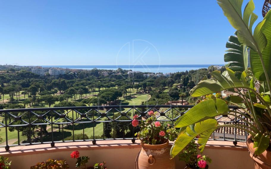 Impressive four-bedroom duplex penthouse in Vista Golf, Rio Real; with panoramic sea views