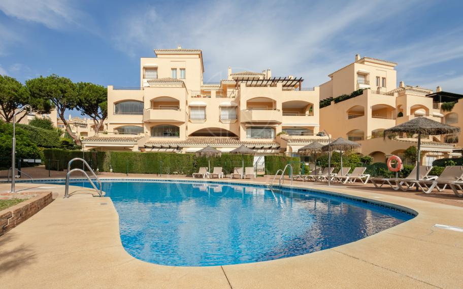 Wonderful three-bedroom ground floor apartment in the gated community Hacienda Elviria