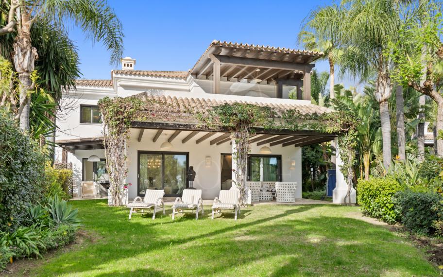 Wonderful six bedroom southwest facing luxury villa in Lomas de Magna Marbella on Marbella's Golden Mile