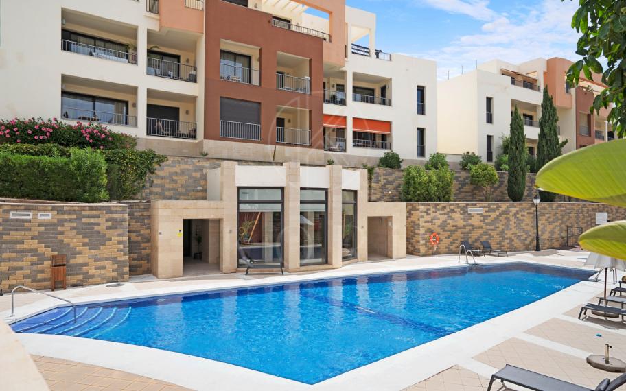 Lovely south facing, two bedroom ground floor apartment located in Altos de los Monteros