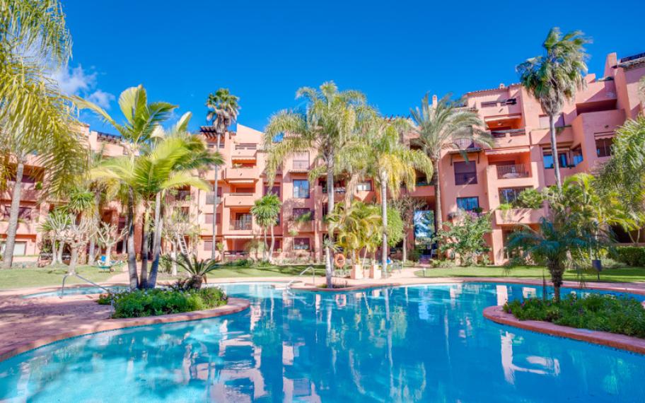 Beautifully renovated two-bedroom beachside apartment in the exclusive area of Alicate Playa, Las Chapas