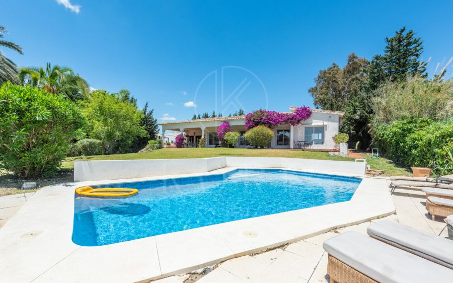 Villa de estilo andaluz con una gran parcela de 1.700 metros cuadrados. situada cerca de Atalaya Golf Club! Gran oportunidad de inversión!