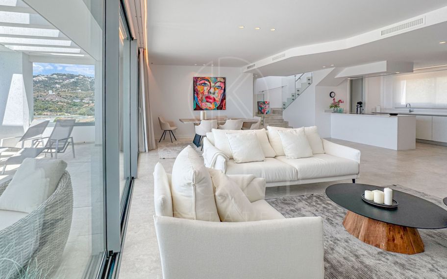 Ático contemporáneo con terraza y solárium, ambos con vistas panorámicas al mar Mediterráneo en una ubicación privilegiada
