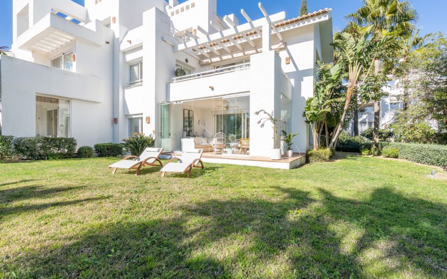 Hermoso apartamento reformado con un gran jardín en Alcazaba Lagoon