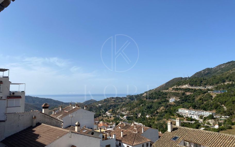 Beautiful house on the outskirts of the village, with plenty of renovation possibilities and stunning views of the sea and the mountains