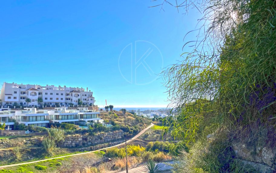 Parcela resedencial orientada al sur en venta en La Resina Golf, Estepona con vistas al mar