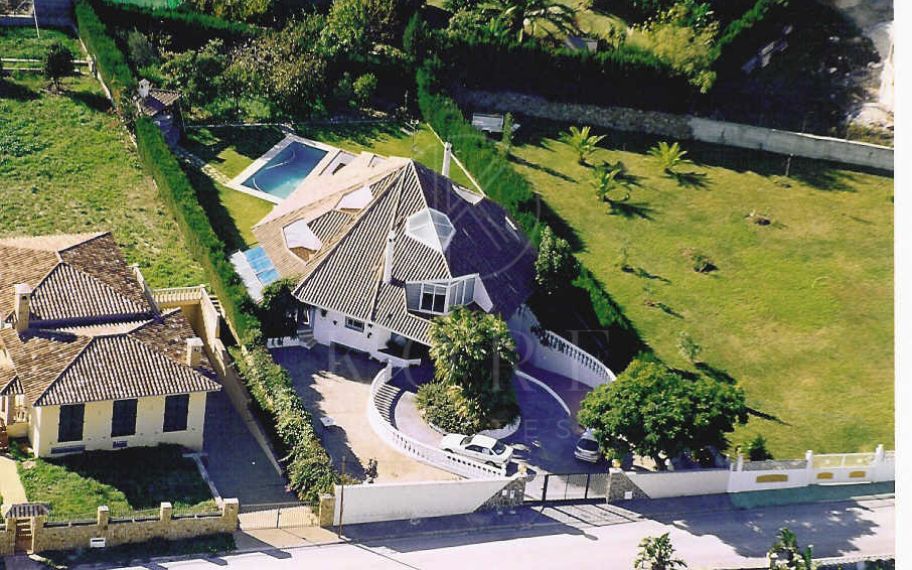 Amplia villa llena de carácter y potencial infinito en Bel Air, Estepona!