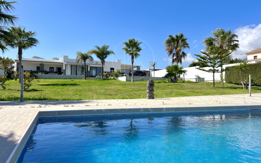 Impresionante finca de 3 dormitorios con cuadras para caballos en venta en Estepona
