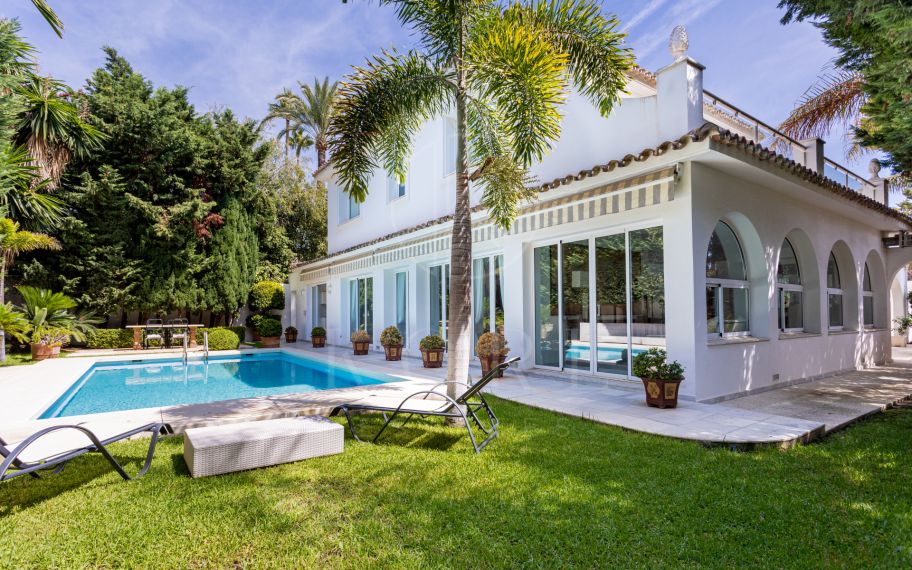 Villa de lujo de 5 dormitorios en Los Monteros playa (Marbella)  junto al mar y con piscina privada