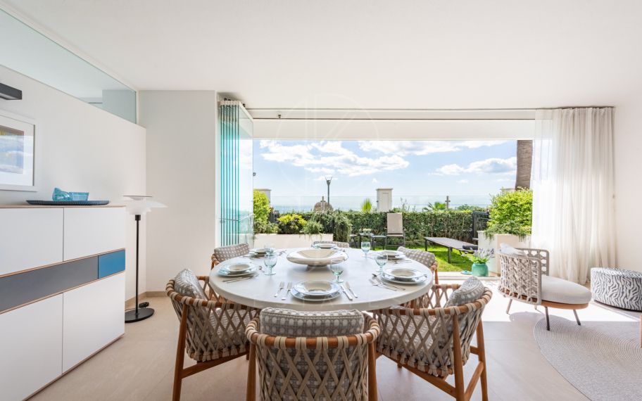 Apartamento frente al mar en la prestigiosa Doncella Beach junto a Playa Cristo en Estepona.