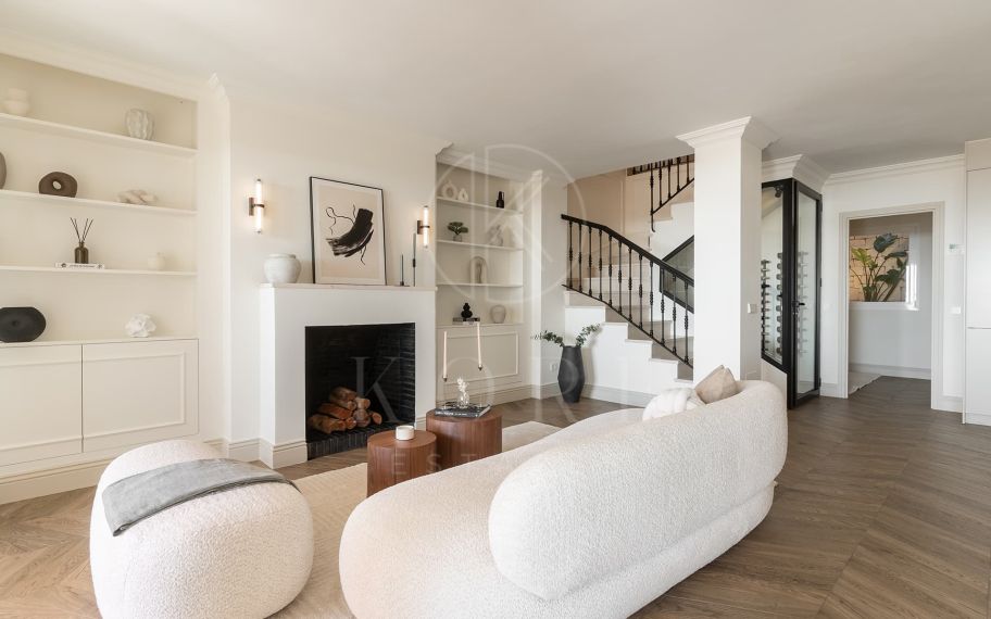 Un apartamento dúplex de 4 dormitorios de estilo escandinavo con vistas panorámicas al mar