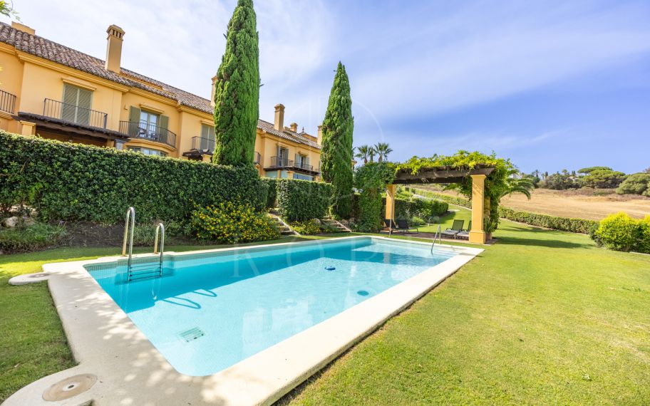Exclusiva casa pareada de 4 habitaciones en primera línea de golf en Sotogrande – con jardín privado