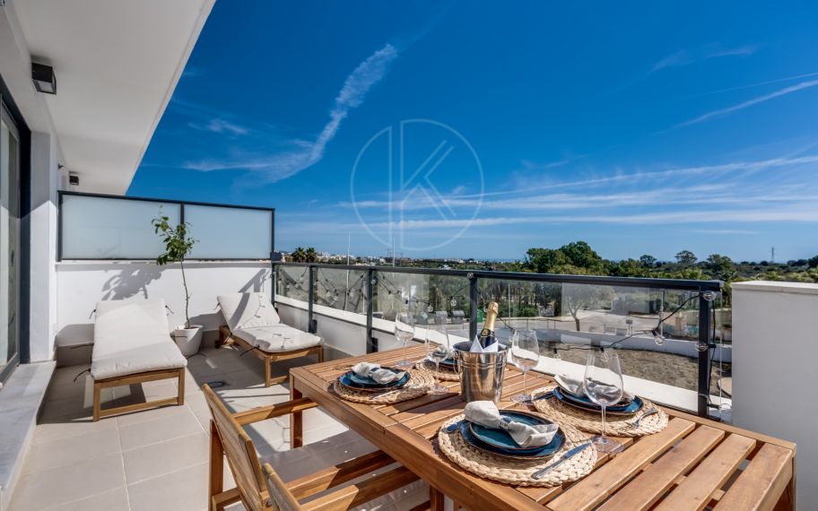 Ático de 1 Dormitorio con Impresionantes Vistas al Mar en La Resina, Estepona