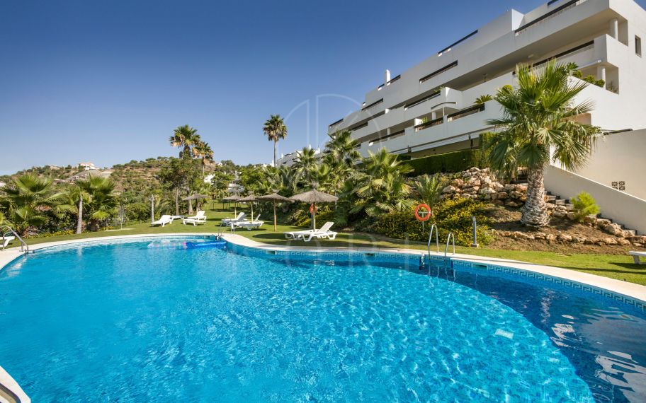 Luxurious 3 Bedroom South-facing Corner Apartment In La Azalia, Benahavís - Sea And Golf Views!