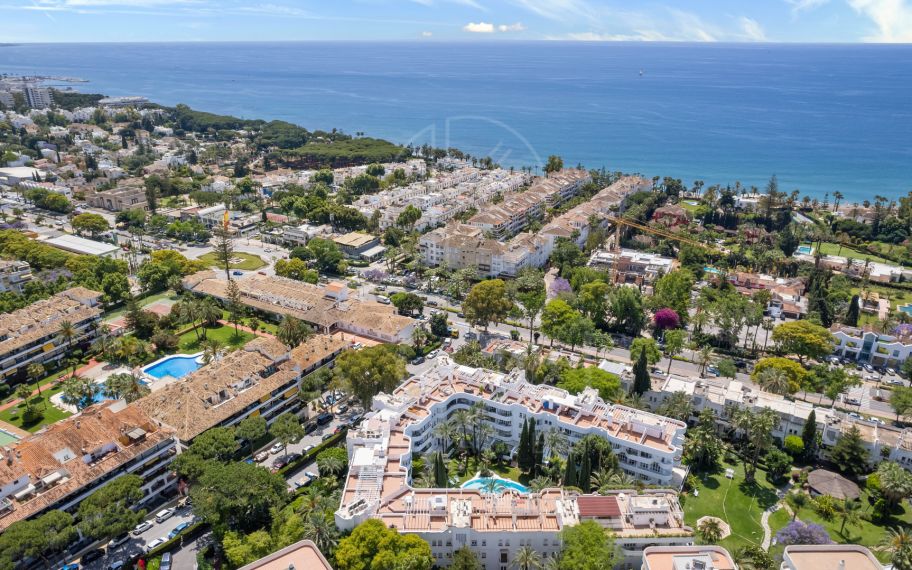 Traditional two bedroom, duplex penthouse in the well-known and gated community Marbella Real with sea views