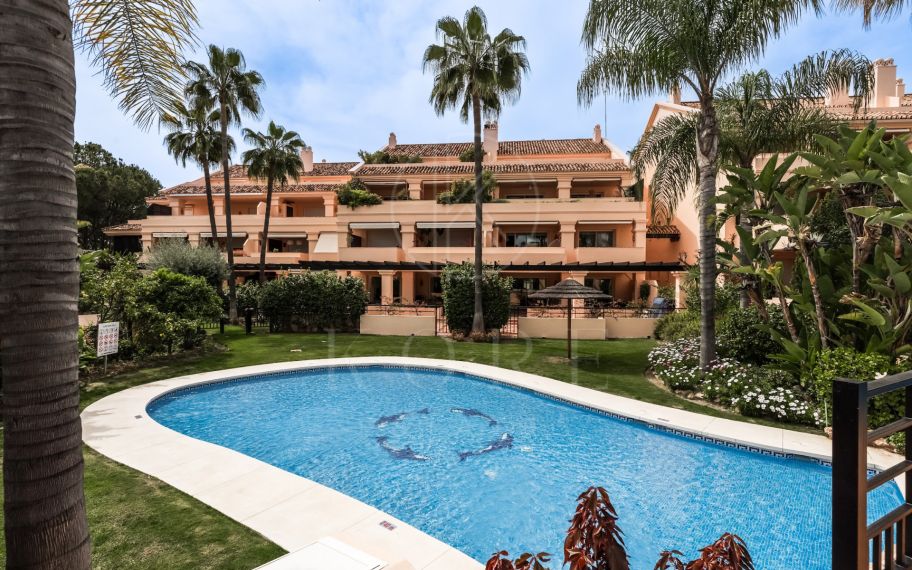 Elegant two-bedroom ground floor apartment located in the exclusive gated community of Albatross Hill in Nueva Andalucía
