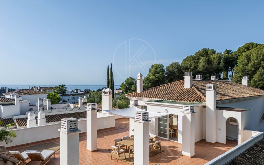 Stunning 2-level penthouse just minutes from the beach & 500m from Rio Real Golf.