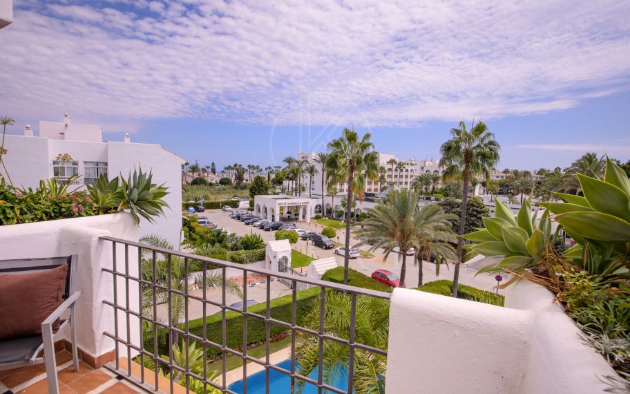 Duplex penthouse with an incredible terrace and panoramic views, in the heart of Puerto Banus
