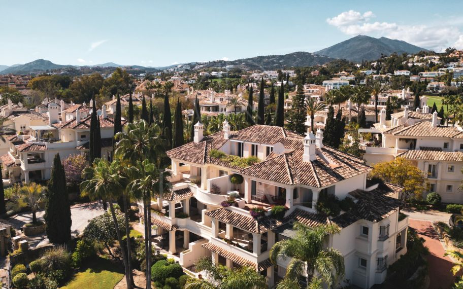 Luxury Penthouse with Panoramic Golf and sea Views in Las Alamandas