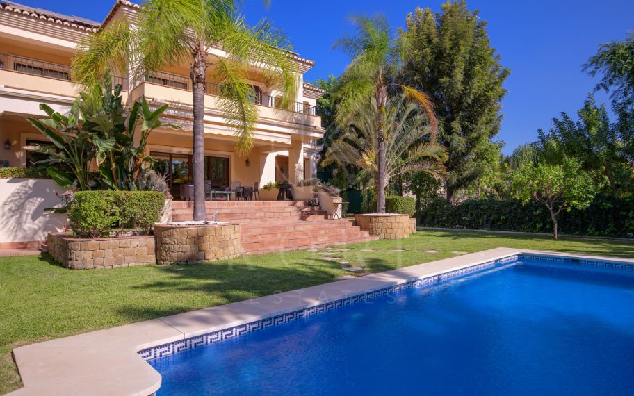 Villa for sale in Los Arqueros, Benahavis