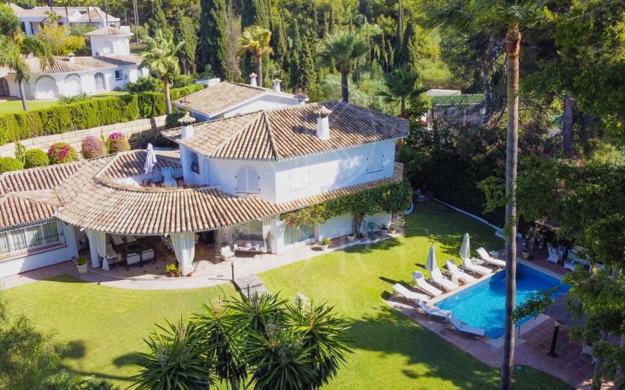 Wonderful six bedroom, south facing villa in the residential area Rocio de Nagueles, Marbella with guest apartment