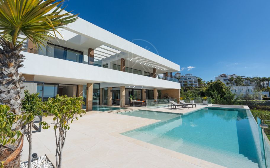 Luxury 5-Bedroom Villa with Panoramic Views in La Alquería, Benahavís