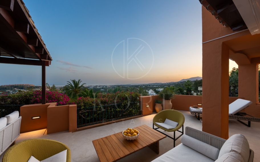 Elegante apartamento de 4 dormitorios en planta baja elevada con vistas panorámicas al mar en Les Belvederes, La Cerquilla, Nueva Andalucía