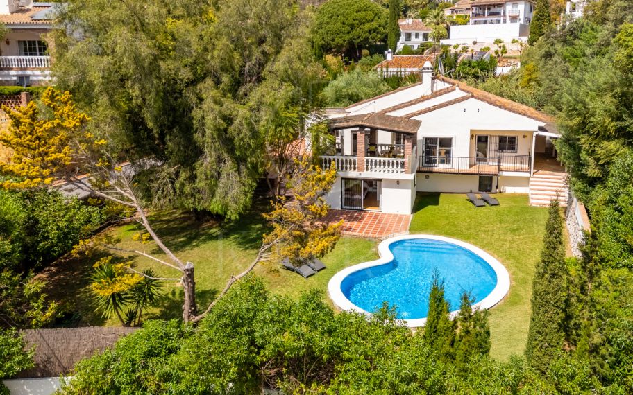 ENCANTADORA VILLA DE 4 DORMITORIOS CON AMPLIA ZONA EXTERIOR EN MARBELLA