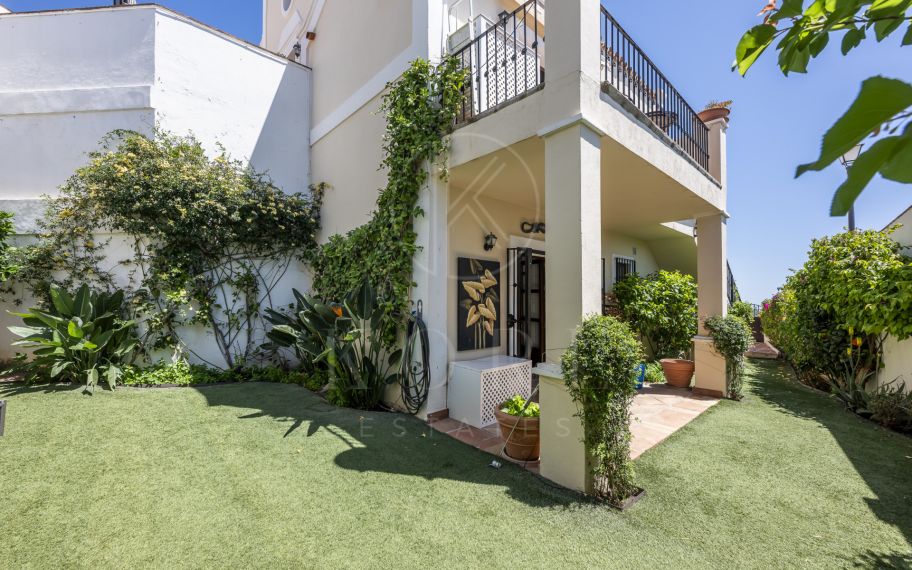 Luminoso y elegante adosado familiar con vistas al mar en venta en Monte Mayor, Benahavís