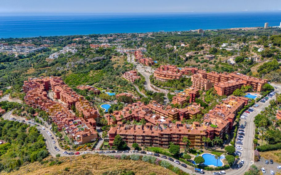 Lovely two bedroom, south west facing apartment in La Reserva de Marbella; with sea views