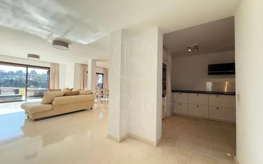 Ground Floor Apartment for sale in La Cartuja del Golf, Estepona East