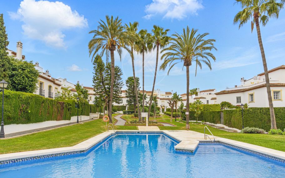 Wonderful three bedroom townhouse with sea views, located in Bel Air, Estepona