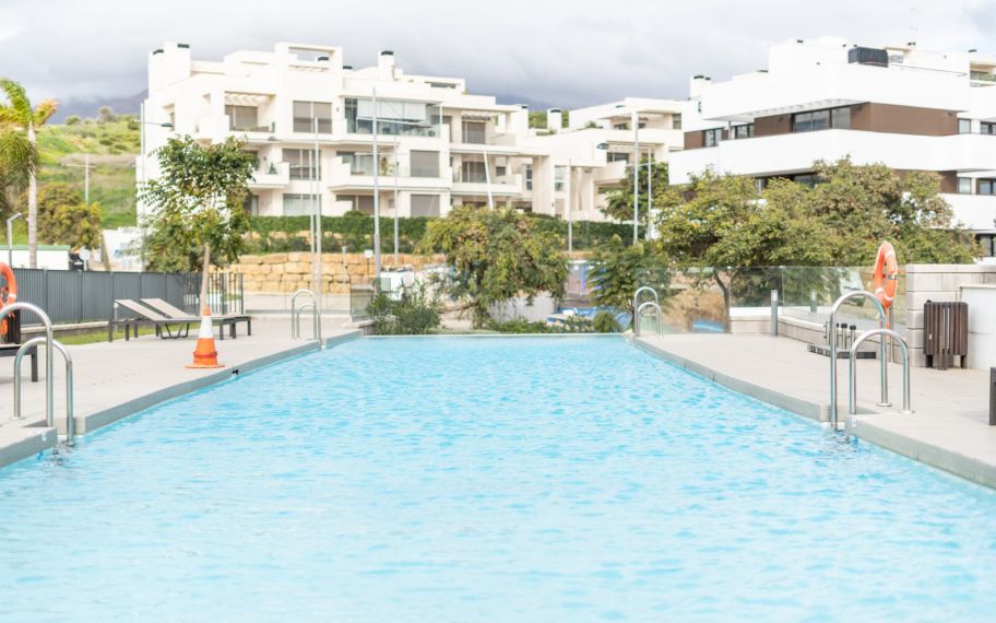 Modern 3-bedroom apartment with large terrace!