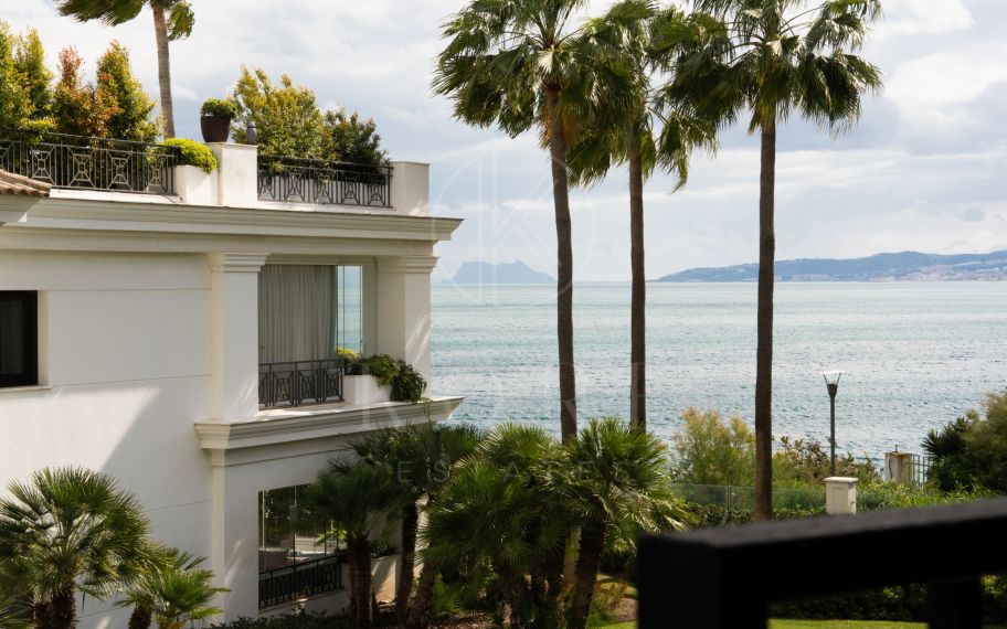 Frontline beach apartment in Doncella Beach, Estepona