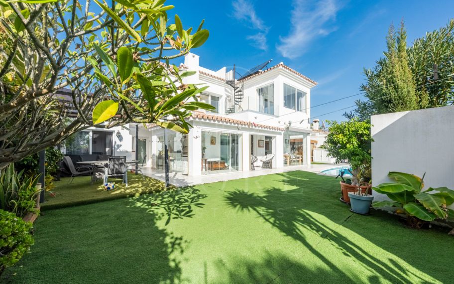 Villa moderna junto a la playa con vistas al mar – Nueva Milla de Oro, Estepona