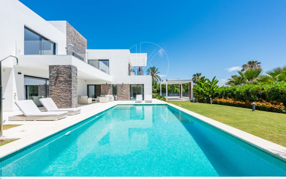 Spacious Contemporary Villa in the Heart of the Golden Triangle!