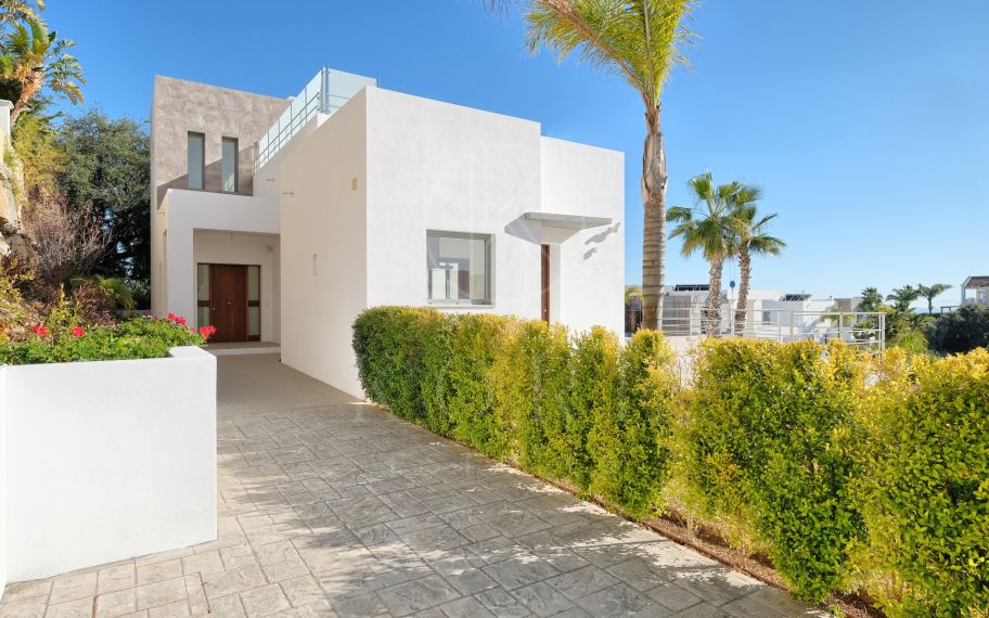Contemporary 4 bedroom Villa in Puerto del Capitán, Benahavís