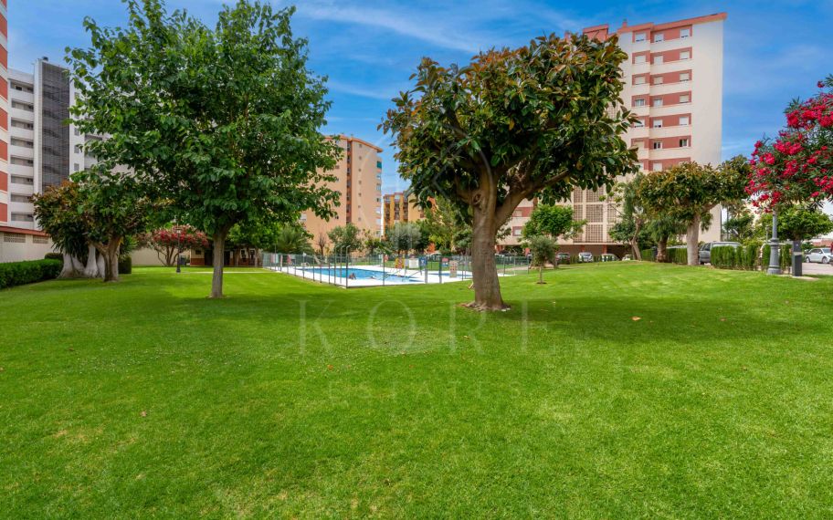 Luminoso piso reformado a solo 500 m de la playa de Fuengirola. 2 dormitorios + comedor, 2 baños, cocina amplia, balcón y zonas comunes con piscina y pista deportiva. Segunda planta con ascensor.