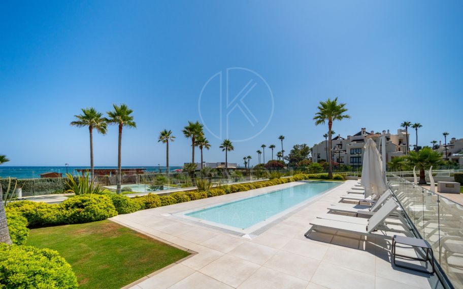 EXCLUSIVA CASA ADOSADA EN PRIMERA LÍNEA DE PLAYA CON PISCINA PRIVADA Y VISTAS PANORÁMICAS AL MAR