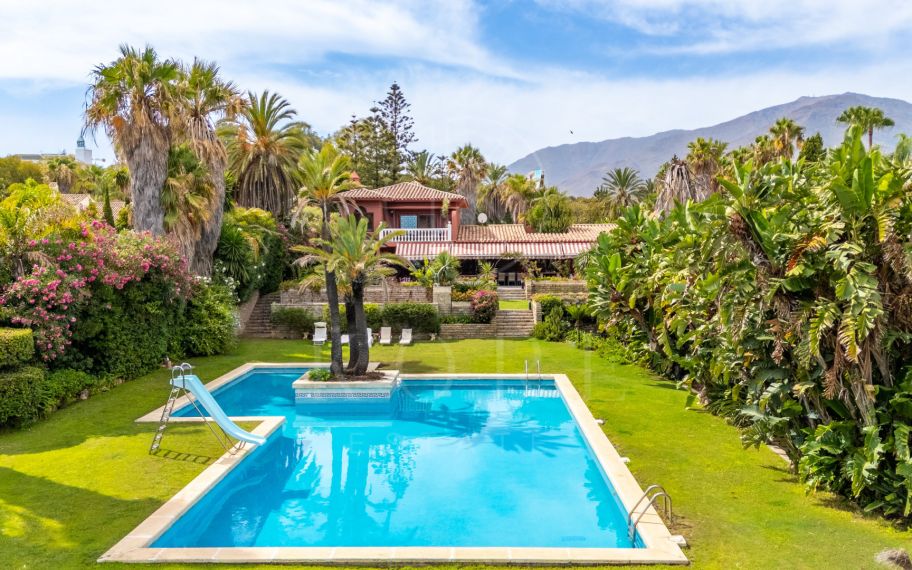 ICÓNICA VILLA FRENTE AL MAR CON POTENCIAL INIGUALABLE EN ESTEPONA