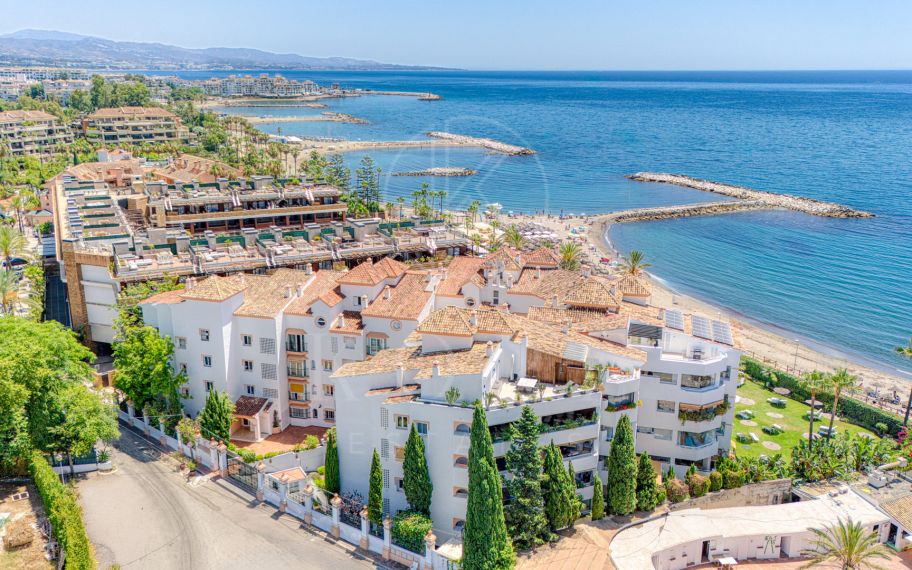 Exclusivo Apartamento de dos dormitorios con vistas al mar en La Herradura, Marbella