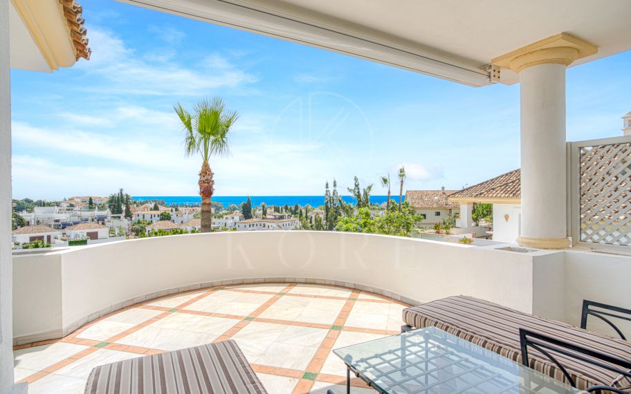 Maravilloso ático dúplex orientado al sureste en la exclusiva y cerrada comunidad de Monte Paraíso en la Milla de Oro