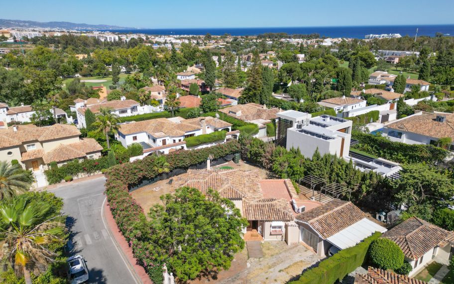 Excellent four bedroom south facing villa in a residential area of Guadalmina Alta - with partial sea views