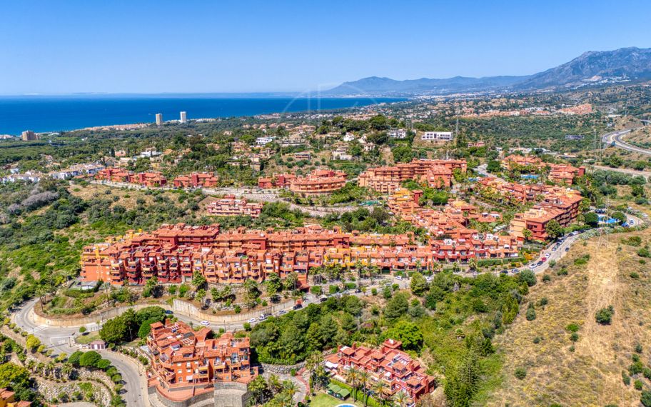 Hermoso reformado, orientado al suroeste, apartamento de dos dormitorios situado en la zona residencial de Reserva de Marbella